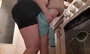 Ik wachtte tot het huis leeg was voordat ik mijn stiefdochter hard neukte. Haar grote tieten stuiterden bij elke stoot.