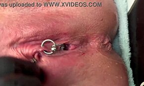 Láttál már piercinges klitoriszt keményen dörzsölni latex kesztyűben intenzív pisiléssel?