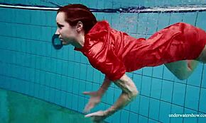 Seksa gola pička Avenna plava naga v bazenu