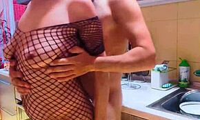 Tocmai fut hardcore cu o MILF la blatul din bucătărie