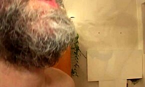 Как старият Павел териер съблазнява тийн 18+ Ешли Суит толкова лесно?