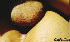 Prosí ho, aby nepřestal jebat ji do prdele v doggy