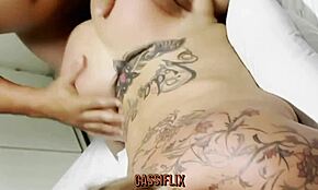 Kućna Latina pokazuje velike sise i jaše kurac necenurirano