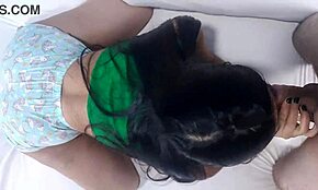 Styvsyster förför styvbror med tighta shorts i doggystyle POV