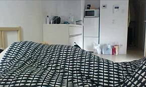 アジア娘が自宅で人種違いアクションに狂う