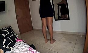 Latina sexy de vestido preto leva foda com calcinha de lado em vídeo caseiro