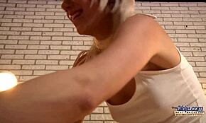 18살 틴 노인 마사지로 쿰하게 해줘서 하드코어 섹스 포함! 😏