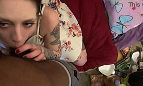 La bellezza emo tatuata ingoia cazzo nero