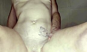 Маленькая милф получает минет в лицо и кремпай в киску с трясущейся пиздой