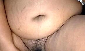 Ebony styvmamma gnider sin våta klitoris ensam hemma