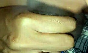 Μοναχική μάνα δίνει λεπτομερές στοματικό στον εραστή της σε διαφυλετική σκηνή