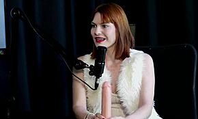 Uber onanerer, hun squirter i gjennomsiktig lingerie