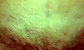 Majhna 18+ sissy s krivuljastim telesom razkazuje svojo popolno žensko stran. Jezdita kurca s čisto fetiš strastjo