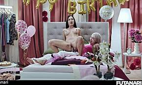 Ich Kann Nicht Glauben, Die Geburtstags-Mädchen Hat Einen Futa-Schwanz Gewachsen, Um Ihre Freundin Zu Ficken