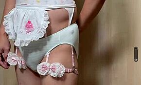 Tako slatka služavka u seksi donjem rublju pokazuje veliku guzu napolju na poslu