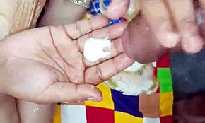 Ινδή φίλη ουρλιάζει σε σκληρό γαμήσι