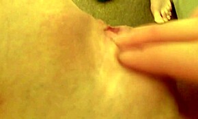 أعطي ابن زوجي مضاجعة يد مبللة في النايلون