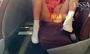 Forró latina érinti magát a zsúfolt közönséges buszban