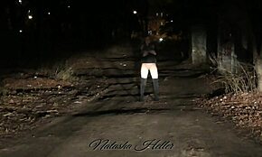 Autumn gaat naakt wandelen buiten, flasht haar grote tieten en kont 😍.