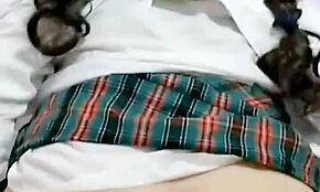 Koulutyttö masturboi intensiivisen orgasmin kanssa. Meksikolainen oppilas näyttää rikkaan perseensä oppituntien jälkeen