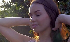 Piękna dziewczyna z naturalnymi cyckami masturbuje się wspominając pocałunek z przyjaciółką