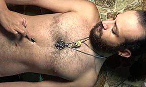 Graffiando il petto e la pancia come una gatta selvatica!