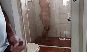 tchyně nechává dveře otevřené na sprchu