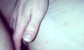 ¿Es esta milf casera infiel recibiendo follada mojada?