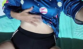 남편과 아내가 집 같은 호텔 방에서 뜨거운 섹스