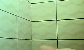 無垢なホットシャワーで脚と脇を剃る