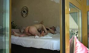 Genç dövmeli sarışın amatör üvey babası tarafından evde sertçe sikiliyor!