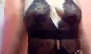 Аурора Естелар се показује сама у купатилу соло