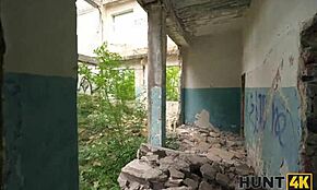 hunt4k ברונטית אוספת זר לזיון אנאלי