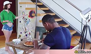 Hipnoz numarası pizza teslimatçısı kıza çalışıyor, beyaz am genç 18+ dev penisle dolduruluyor, ufak tefek 18+, siyah fetiş penis oral fantezi büyük penis