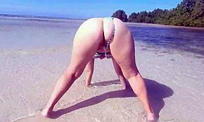 Dicke MILF mit großem fetten Arsch beim Pinkeln am Strand erwischt. Riesige Kurven in solo nassem Moment.