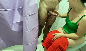 Uhvaćen pastork kako se masturbira u kupatilu tokom moje pauze