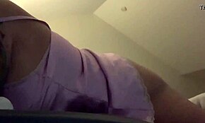 MILF ในชุดชั้นในผ้าสาตินสีชมพู ออรแกซึมด้วยดิลโดและของเล่น