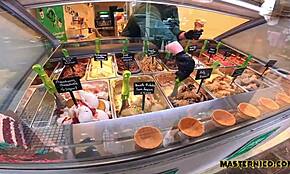 Enge junge Frau Arsch wird von riesigem Schwanz auf Urlaub Sex Vlog gefickt