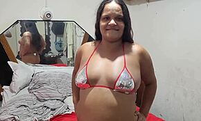 Paty sonči svoj velik rit in dlakavo pičko.