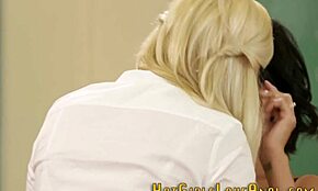 Lezbiyen Milf Sınıfta Genç Kadını Oyuncaklıyor