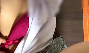 Modelo argentina ninfomaníaca abre pernas pro chefe na minissaia