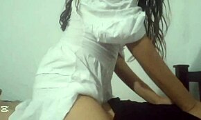 ¡Hombre, esta joven adulta delgada de 18+ monta duro con acción oral!