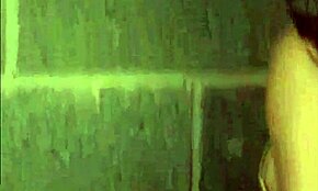 ब्लॉन्ड बेब शाइनी रेड पीवीसी पैंटी में टिज करती है