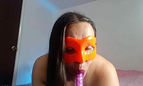 Ова конобарица снима свој први видео мастурбације за пријатеља, много се препусте