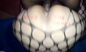 Culazo bianco interrazziale piegata in azione a pecorina con coppia dal culo grande