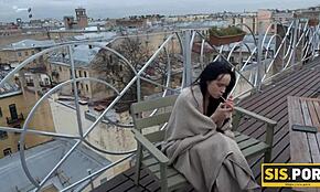 Flapper succhia avidamente cazzo fratellastro e scopa vaginale intensa in posizione doggy