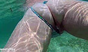 Hé, mate cette pute à creampie qui nage sous l'eau avec un gros plan dégoulinant mouillé.