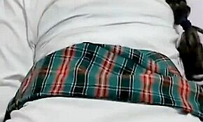 Bu röntgenci videoda Meksikalı kızlar okul üniformalarında mastürbasyon yapıyor ve orgazm oluyor, her seferinde daha erken sik istiyor.