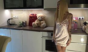 Mager Meisje Ontmoet Vriendin Voor Casting Zonder Onderbroek