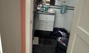 Jestem obsesyjny na punkcie dużego tyłka mojej macochy, gdy klęczy i kończę